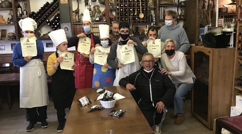 La Asociación Valores celebra un curso de cocina en la Taberna de Roo