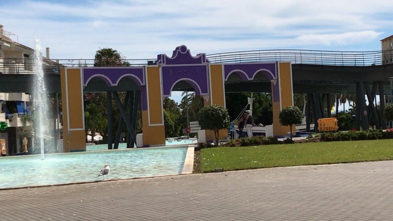 Portada en construcción de la Feria de San Pedro, en el Bulevar.