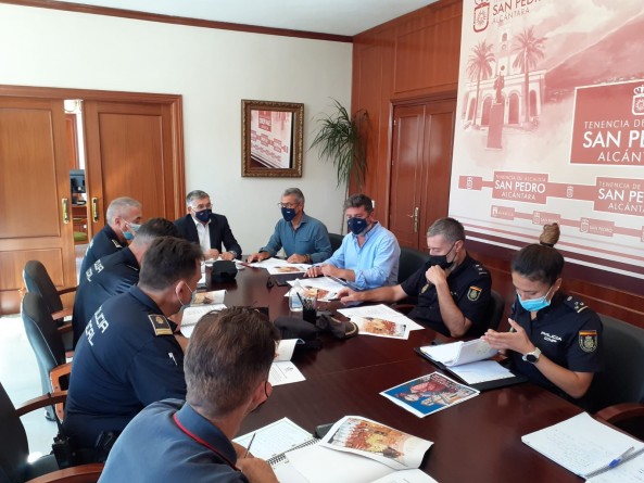 Miembros de los Cuerpos locales de Seguridad, durante la reunión de este martes.