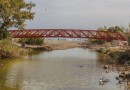 Una pasarela de madera ya conecta las dos orillas del río Guadaiza