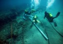 Técnicos del Centro de Arqueología Subacuática analizan los restos del navío hundido frente a la playa de San Pedro